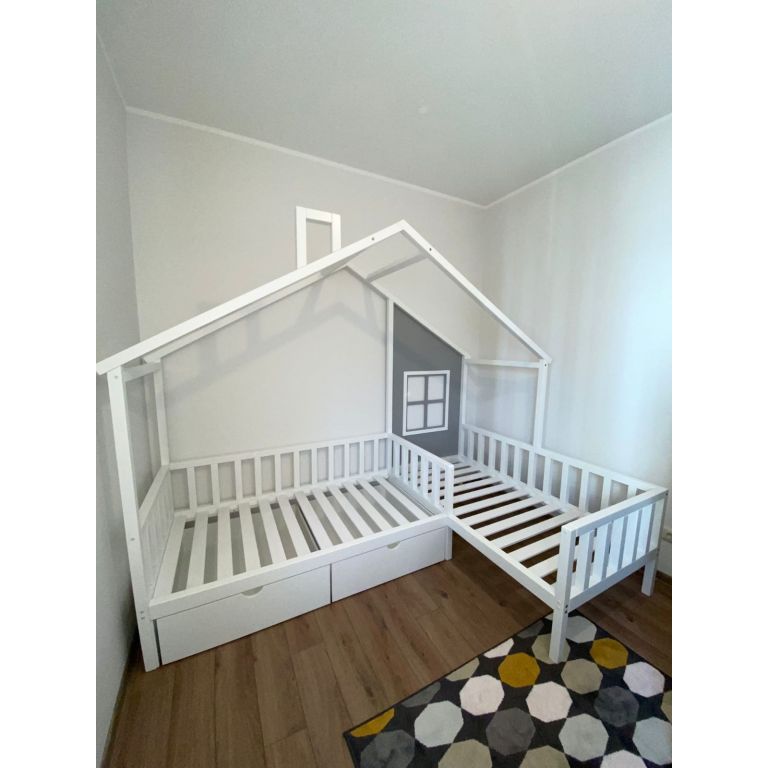 L-shape bed, right corner, with box in white with grey accent wall. Double bed for children with 2 chests under the right side of the bed and decorative wall with box. Picture at the customers.
